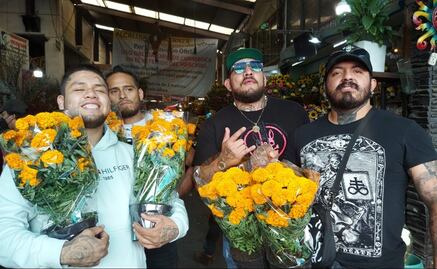 Luchadores montan emotiva ofrenda dedicada a sus compañeros fallecidos