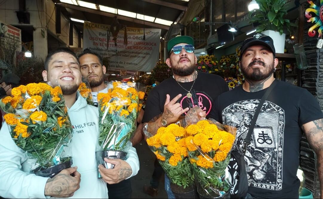 Fresero Jr., Demonio Infernal y Atómic van de compras al mercado Jamaica para montar ofrenda en arena - FOTO: Luis Rodríguez / El Universal