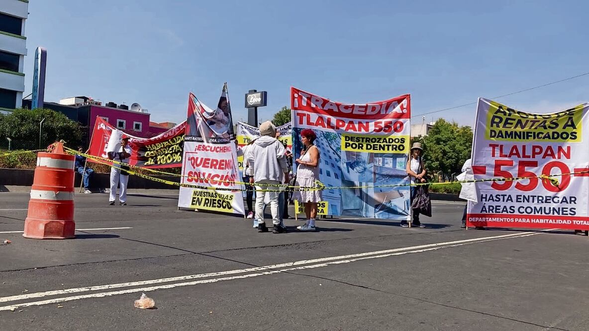Damnificados cerraron calzada de Tlalpan para exigir justicia.