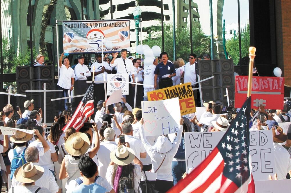Beto O’Rourke, precandidato demócrata, acudió ayer a la Marcha por un Estados Unidos Unido, en El Paso, Texas. Foto: CEDAR ATTANASIO. AP