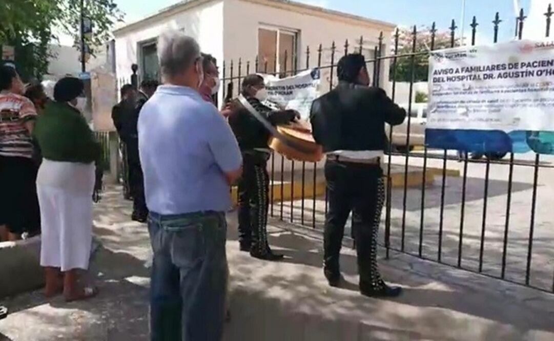 Los mariachis tocaron diferentes melodías que llamaron la atención de familiares a las puertas del Hospital O Horán.   Foto: Especial