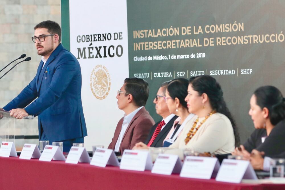 El titular de la Sedatu, Román Meyer Falcón (izq.), dijo que tras los sismos de septiembre de 2017 más de 200 mil familias presentaron daños en sus viviendas, así como 19 mil planteles y 300 unidades médicas e inmuebles de salud. (ARIEL OJEDA. EL UNIVERS)