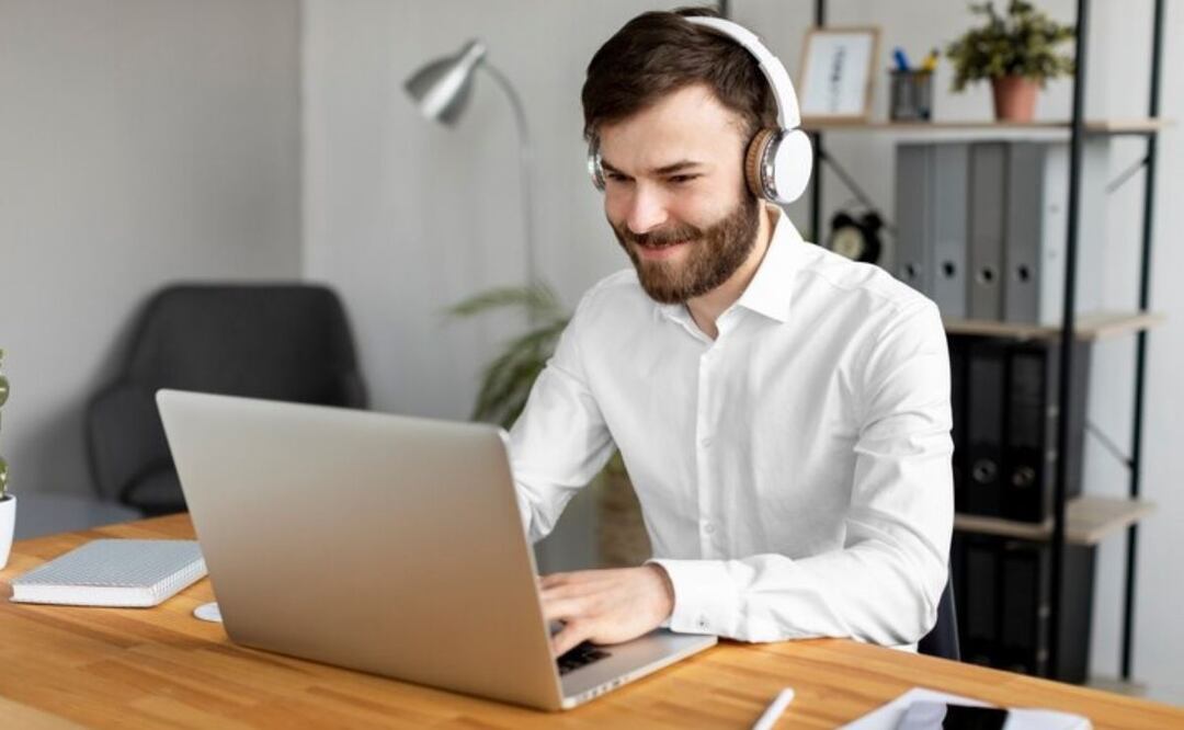 Busca la felicidad mientras trabajas. Fuente: Freepik