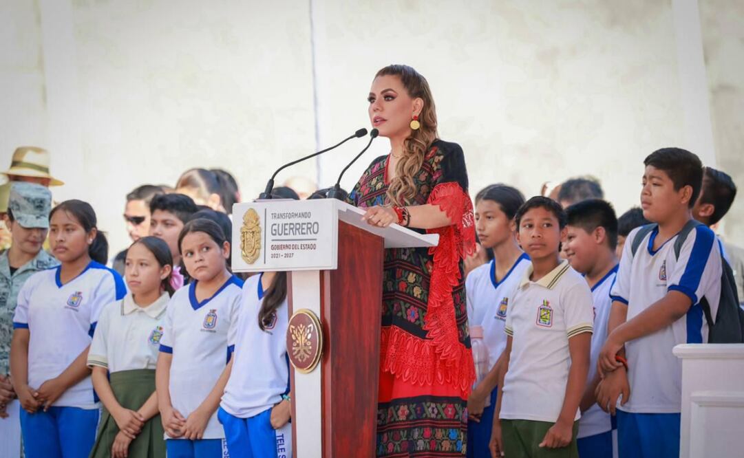 La gobernadora de Guerrero, Evelyn Salgado, elogió el trabajo del Ejército Mexicano, destacando su papel en la preservación de la paz, su apoyo durante los huracanes Otis y John. Foto Especial