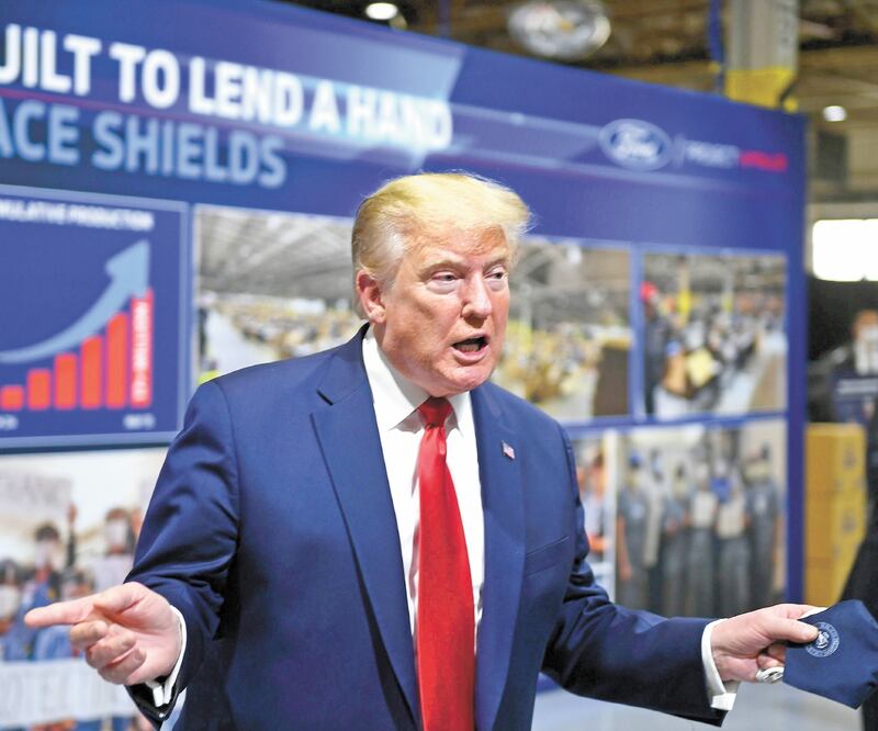 Donald Trump visitó ayer una planta de Ford en Ypsilanti, Michigan. El presidente estadounidense dijo haber usado cubrebocas en parte del recorrido, pero que se lo quitó para no darle el gusto a periodistas de vérselo puesto. Foto: BRENDAN SMIALOWSKI. AFP