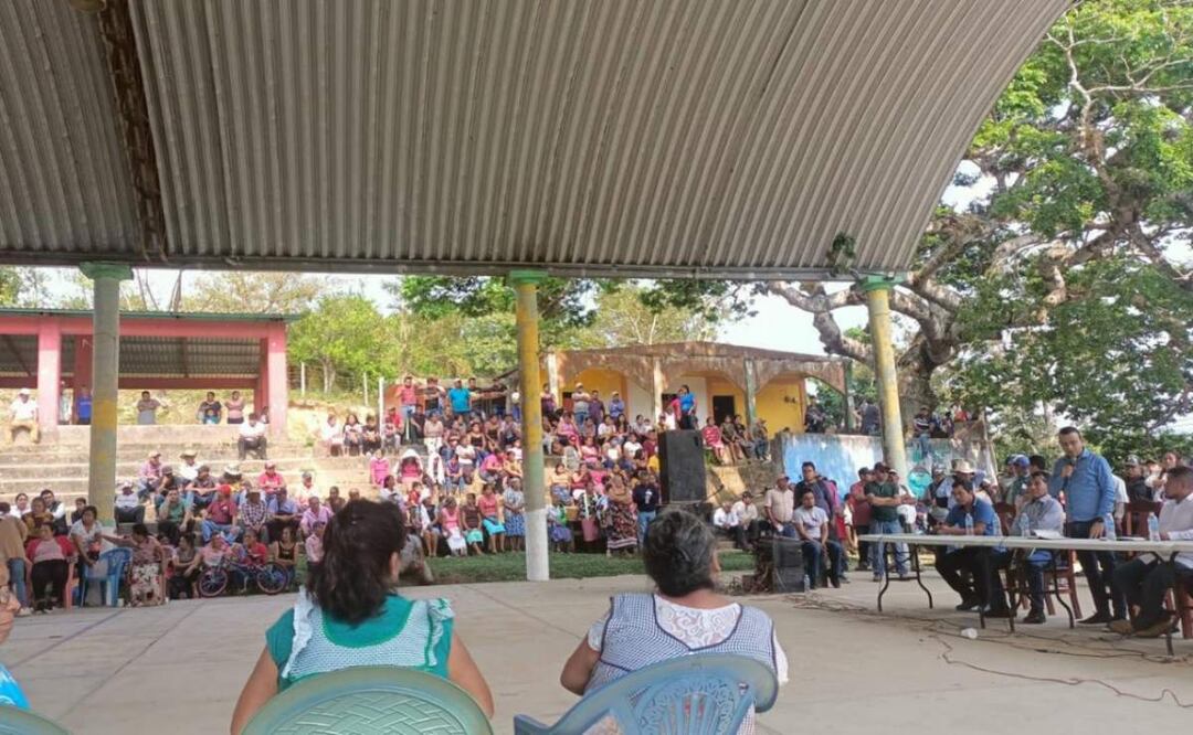 Familiares de víctimas de emboscada en Santo Domingo Petapa, Oaxaca exigen integrar debidamente la carpeta de investigación por el homicidio de 3 hombres (27/03/2025). Foto: Especial