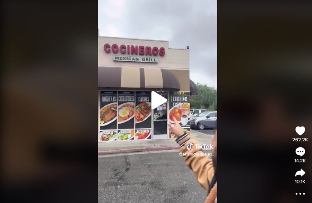 El activista Alex Enamorado increpó al dueño del restaurante mexicano que habría amenazado a una vendedora de tamales