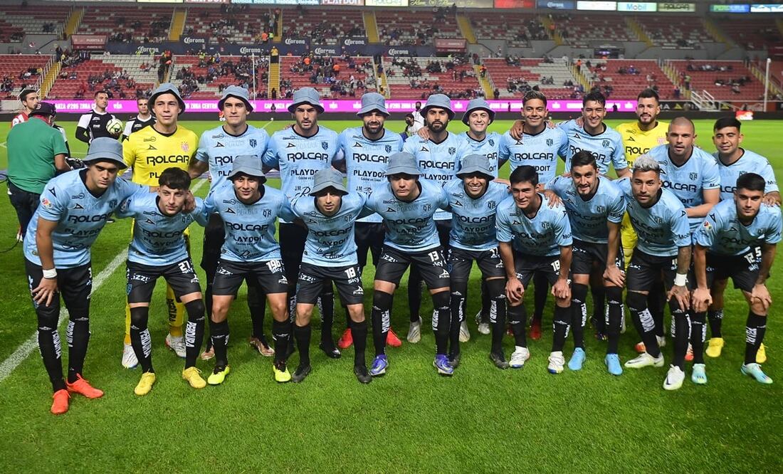 Necaxa se tomó la foto oficial con el gorro de Don Ramón / FOTO: IMAGO7
