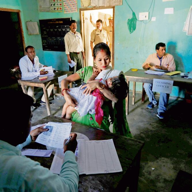Par ticipación. Desde las 7:00 horas locales, ciudadanos acudieron a votar en las elecciones en India. / ADNAN ABIDI. REUTERS