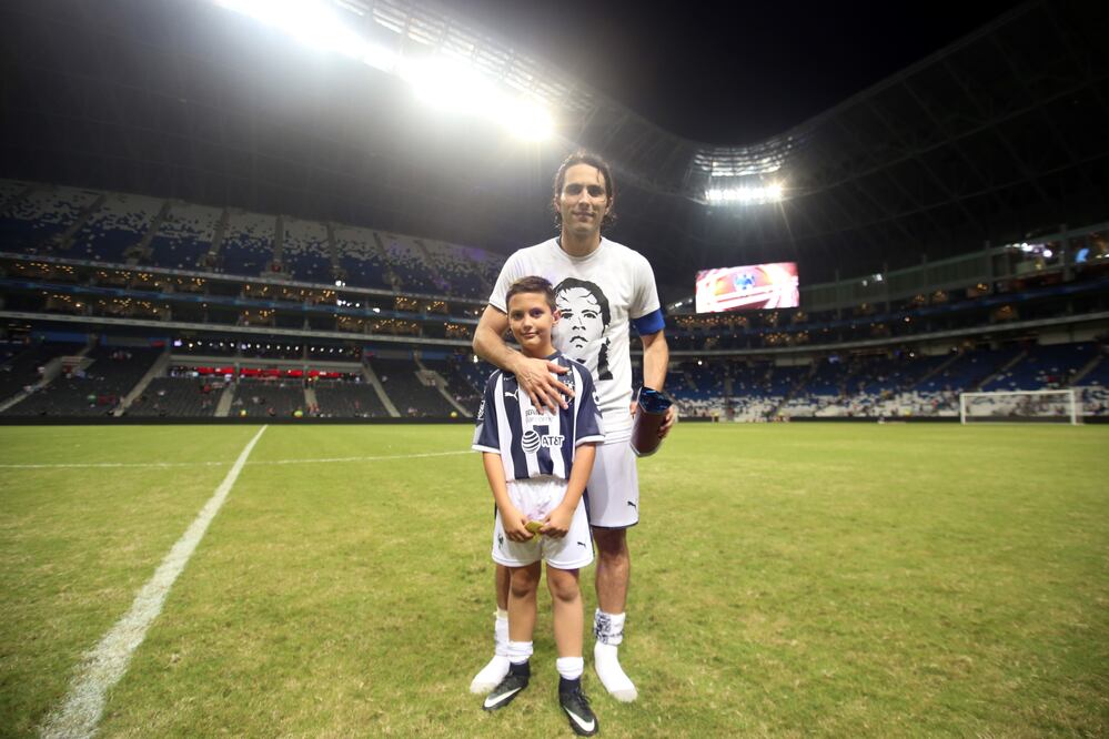 Imago7. Aldo de Nigris posa con su hijo Patricio en el Estadio Bancomer