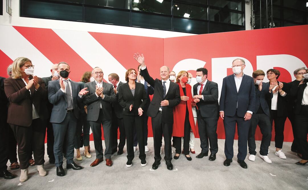 El ministro de Finanzas y candidato del Partido Socialdemócrata a la Cancillería, Olaf Scholz (centro), durante la fiesta electoral en Willy Brandt House, en Berlín. Foto: Wolfgang Kumm. AP