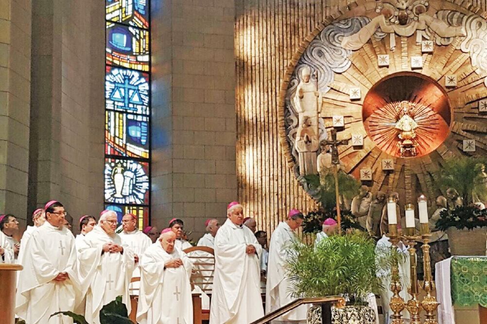 En la Basílica de Nuestra Señora de San Juan del Valle, en Brownsville, Texas, se ofició una misa en la que participaron obispos de México y Estados Unidos, quienes se comprometieron a defender los derechos de los migrantes. (ESPECIAL)