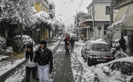 Grecia detiene vacunación contra el Covid-19 por inusual nevada