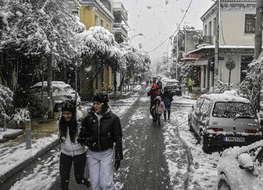 Grecia detiene vacunación contra el Covid-19 por inusual nevada