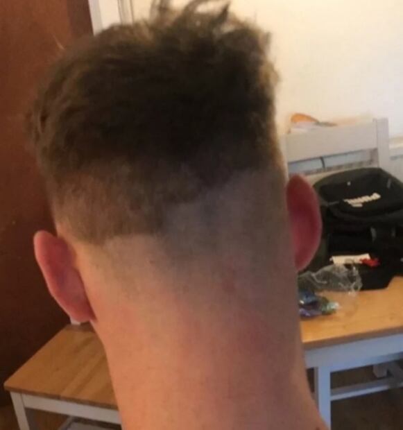 Mujeres cortan el pelo a sus novios en cuarentena y se vuelve viral