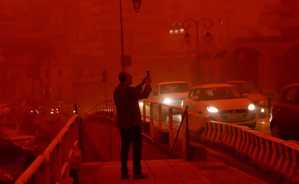 Ciudad de Heraclión, Grecia, cubierta de polvo rojo procedente de África. Nikos Chalkiadakis / EFE