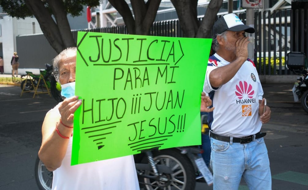 Familiares y amigos del joven acusado del feminicidio de Edith Guadalupe bloquean calles. Foto: Santiago Cadena / EL UNIVERSAL