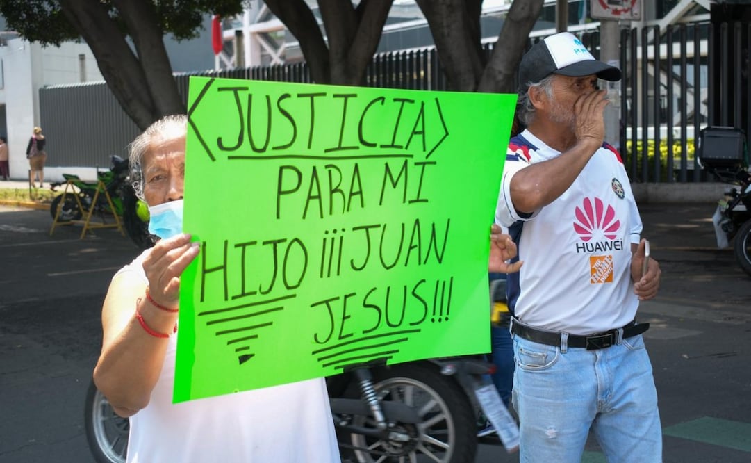 Familiares y amigos del joven acusado del feminicidio de Edith Guadalupe bloquean calles. Foto: Santiago Cadena / EL UNIVERSAL