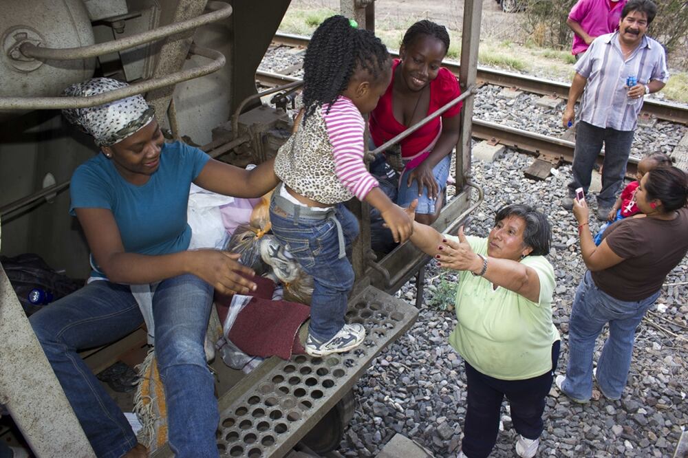 Migrants on board of the train known as “La bestia” - Photo: Eduardo Trejo/EL UNIVERSAL