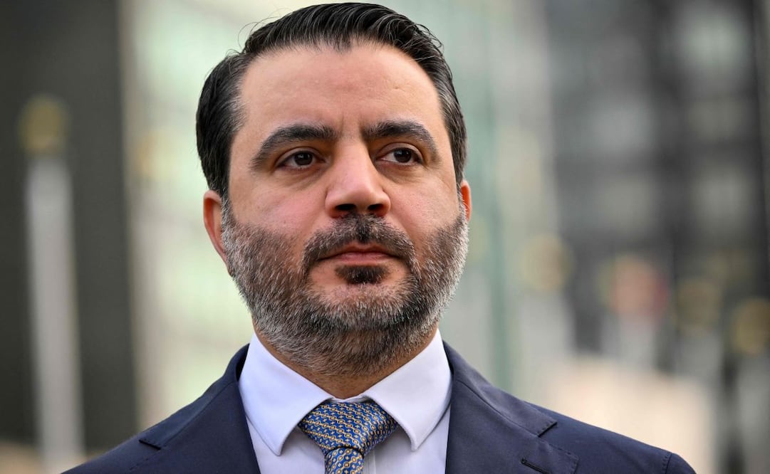 El ministro de Asuntos Exteriores sirio, Asaad al-Shaibani, asiste a la ceremonia de izamiento de la nueva bandera siria en la sede de las Naciones Unidas en Nueva York el 25 de abril de 2025. Foto: AFP