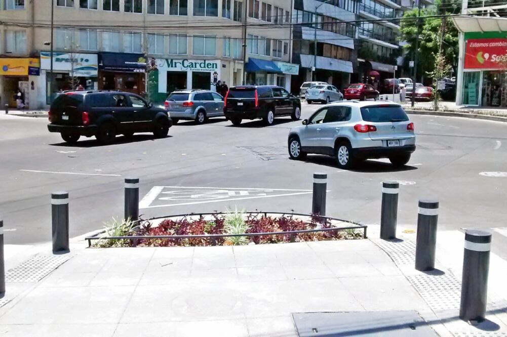 Luego de una protesta de opositores a la glorieta, se retiró una estructura que serviría para delimitar la rotonda. Algunos vecinos aseguraron que la obra ni cuenta con permisos de autoridades de tránsito. GERARDO SUÁREZ. EL UNIVERSAL
