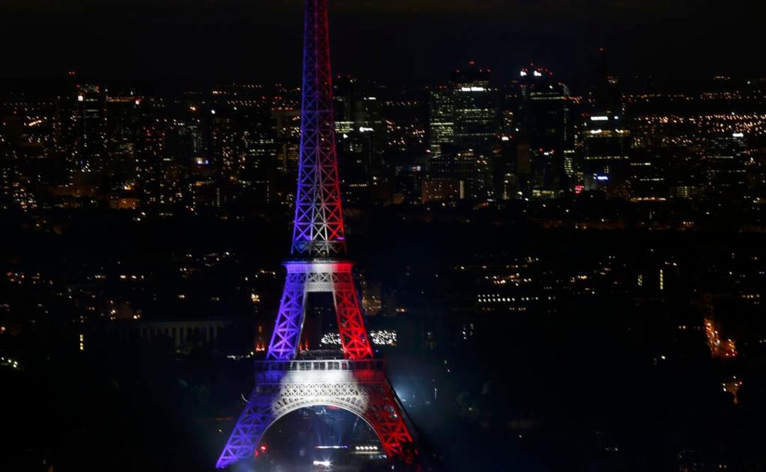 Torre Eiffel se pinta con los colores de Francia