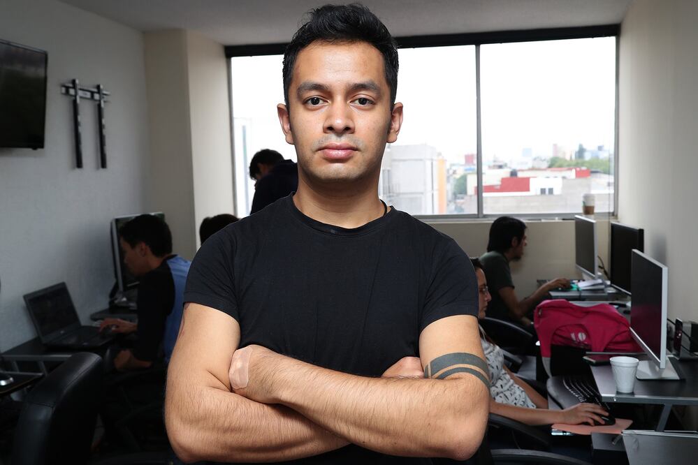 Cuando iba a la mitad de la carrera de Filosofía, un amigo invitó a Alfonso Vázquez a colaborar en el portal informativo Revolución 3.0, un espacio que le sirvió para adentrarse en el análisis del comportamiento de la comunidad virtual (FRANCISCO TREJO)