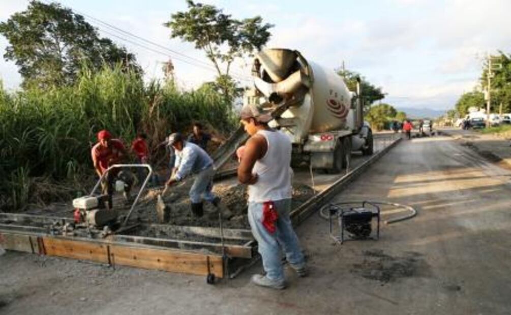 Rehabilitan carreteras en Veracruz que llevan años sin mantenimiento