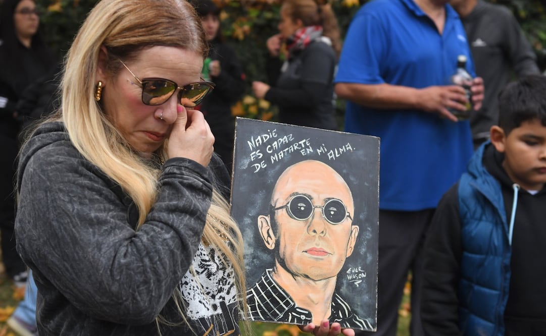 Una fanática llora tras el fallecimiento del cantante el viernes 5 de junio. Foto: EFE/ Enrique García Medina.