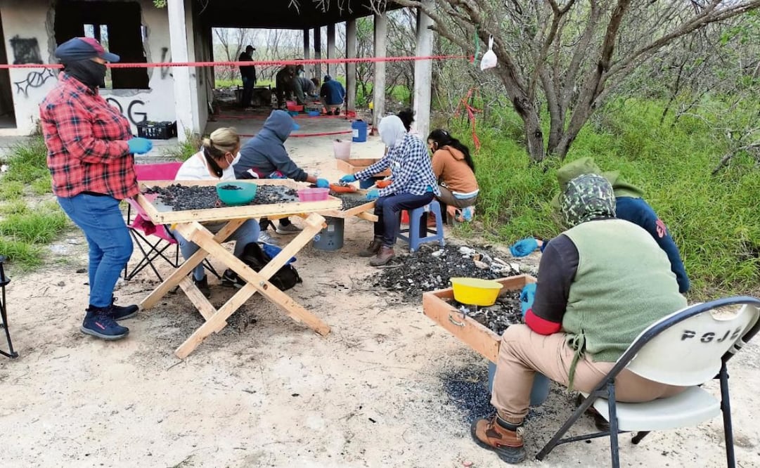 Integrantes del Colectivo Amor por los Desaparecidos en Tamaulipas recolectan restos humanos en La Casa del Terror, campo de exterminio localizado el 11 de noviembre del 2023. (17/03/2025) Foto: Especial