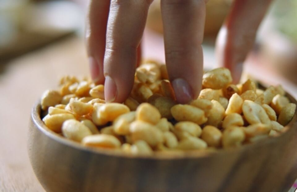 Prepara esta ensalada con cacahuates, un boost de energía y fibra