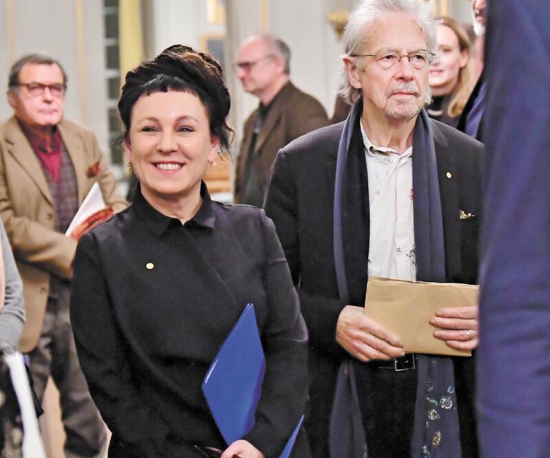 Los escritores Olga Tokarczuk y Peter Handke, en Estocolmo. JONAS EKSTROMER. AP