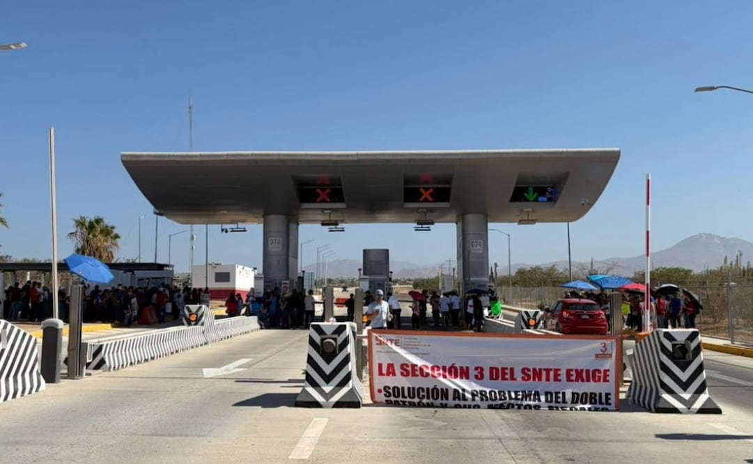Integrantes de la SNTE abrieron las casetas de cobro del libramiento en Los Cabos. | Foto: Especial.