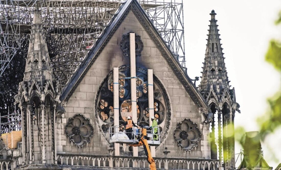 Trabajadores intervienen un costado de Notre Dame a tres días del incendio. Foto: BERTRAND GUAY.AFP