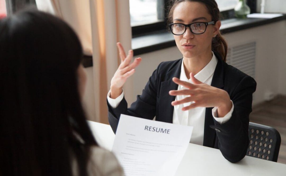 Decodificando el dress code para el éxito laboral. Fuente: Freepik.
