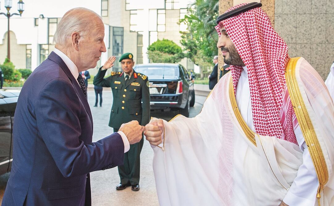 El presidente estadounidense, Joe Biden, chocó puños con el príncipe heredero saudita, Mohamed bin Salmán, en Yeda.