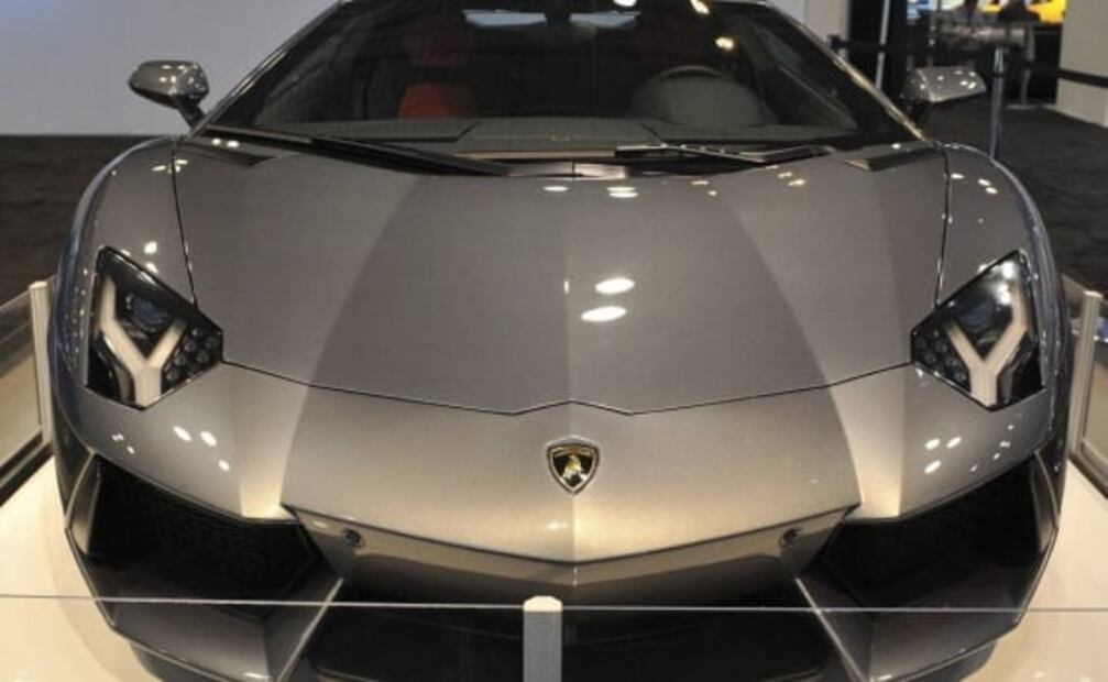 Canelo Álvarez pasea en Guadalajara en lujoso Lamborghini