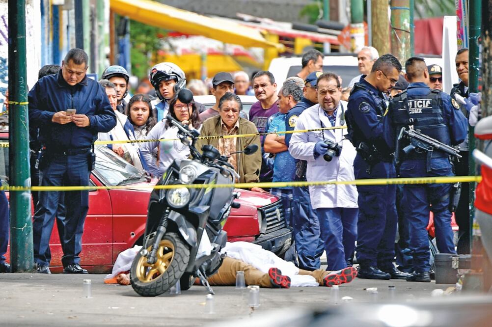 Luego de cometer el homicidio, los presuntos criminales huyeron en una motocicleta; la mujer que acompañaba a la víctima no resultó herida (HUGO GARCÍA. EL UNIVERSAL)