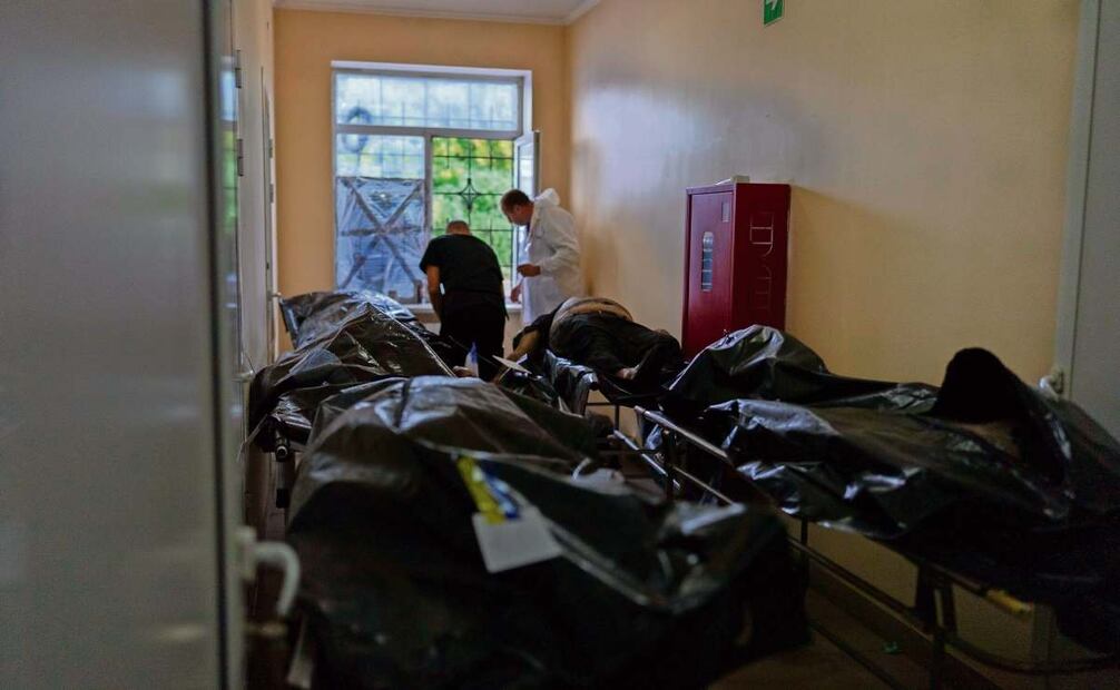 Cuerpos de civiles muertos en un ataque aéreo ruso contra pensionados en la aldea de Yarova, el 9 de septiembre pasado. Foto: Alex Babenko / AP