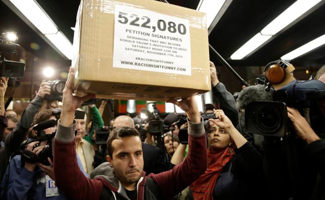 El gerente de la campaña para el grupo de la reforma migratoria Voz de América Juan Escalante sostiene la caja con las durante la protesta. Fotografía de EFE