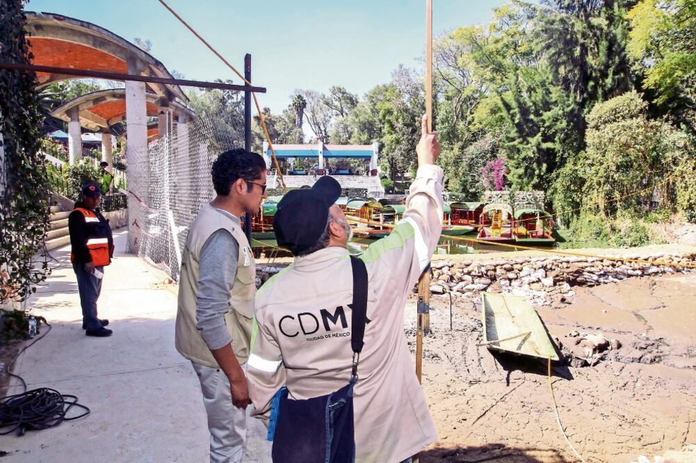 Técnicos y geólogos del Sistema de Aguas de la Ciudad de México ultiman detalles acerca de los materiales y costos para reparar el canal de Zacapa (GERMÁN GARCÍA. EL UNIVERSAL)