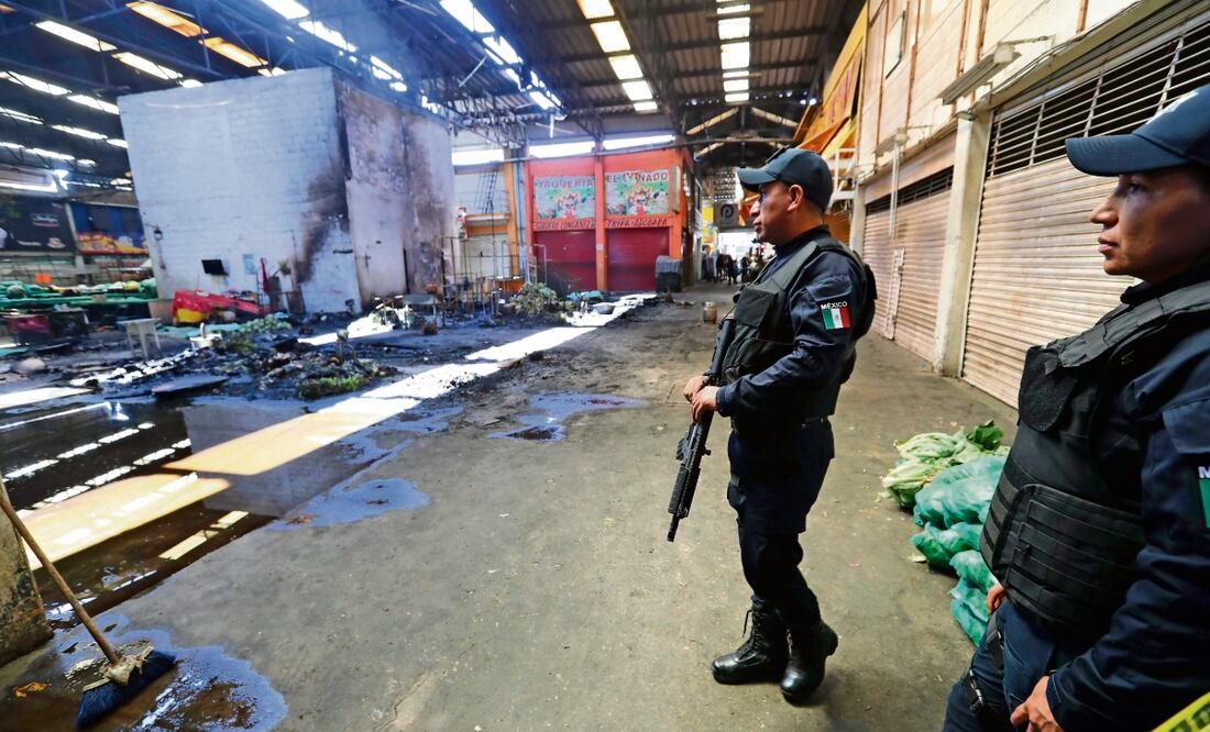 Elementos de la policía estatal resguardan la zona del incendio en el que murieron nueve personas. Autoridades de la mesa directiva de la Central de Abasto de Toluca niegan que opere algún grupo delictivo. Foto: Jorge Alvarado / EL UNIVERSAL