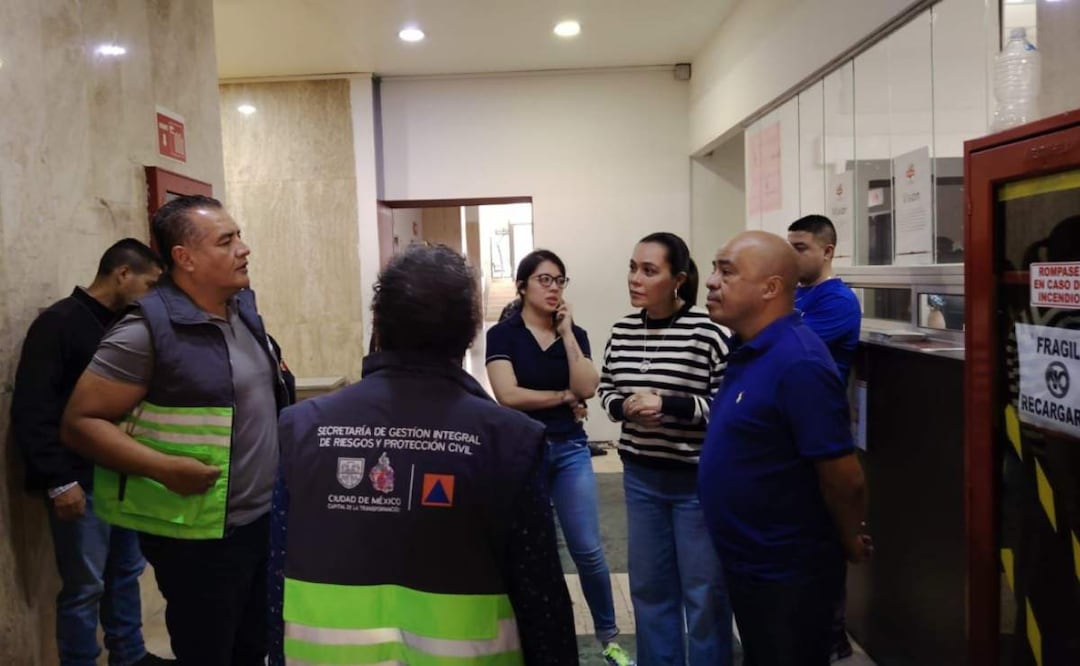 Protección Civil y Bomberos rescatan a 6 personas tras caída de elevador en el Tribunal Federal de Conciliación y Arbitraje, en la Alcaldía Cuauhtémoc de la CDMX (19/07/2025). Foto: Especial