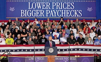 Dólar sufre desplome global; cierra en 17.13 pesos