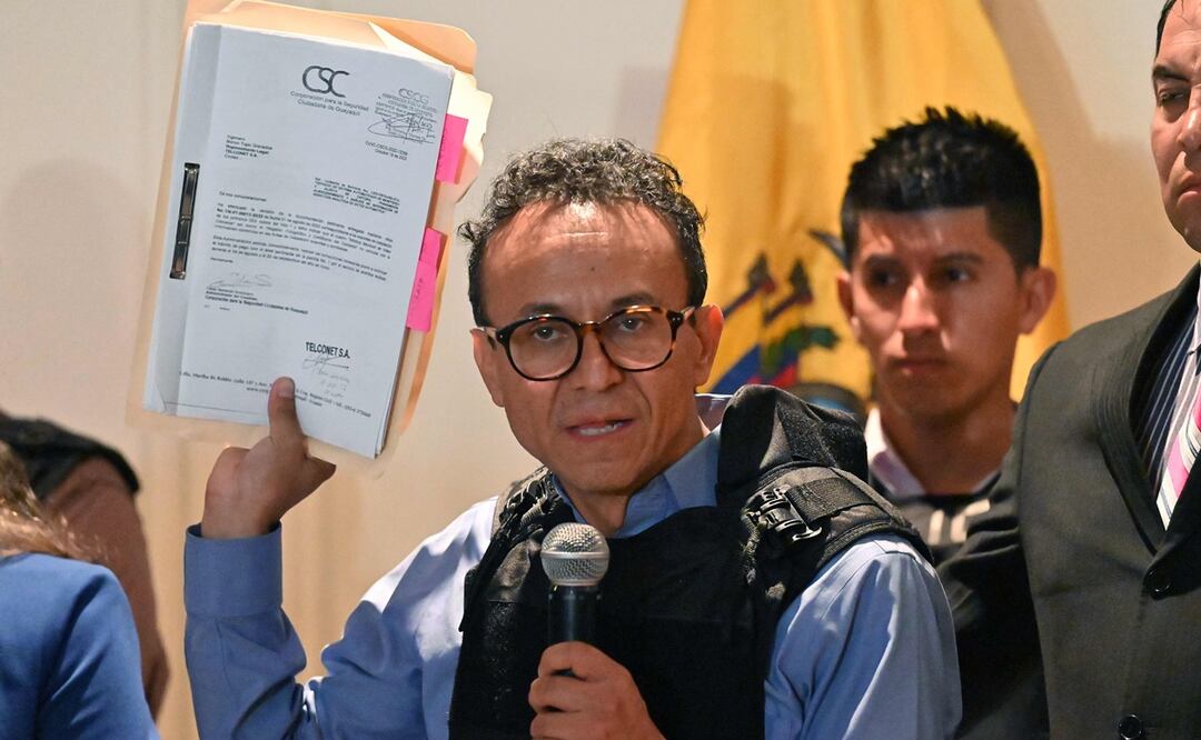 El periodista y candidato presidencial del partido Construye Christian Zurita da una conferencia de prensa con su compañera de fórmula Andrea González en un hotel en Guayaquil. Foto: AFP