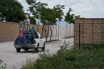 Bloquean acceso a fraccionamiento del suegro de Anaya