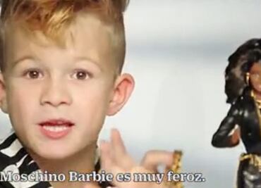 Comercial muestra a niño jugando con Barbie