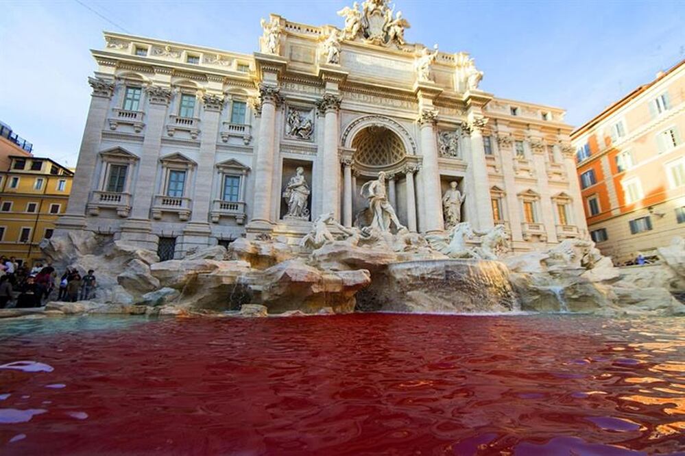 Tiñen de rojo el agua de la Fontana di Trevi de Roma; hay un detenido