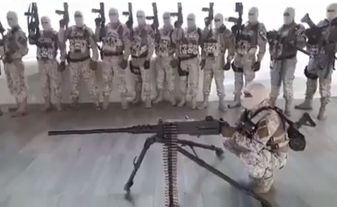 En el video de 45 segundos, se exhiben 18 hombres, vestidos con ropa tipo militar y fuertemente armados. Foto: Captura de video
