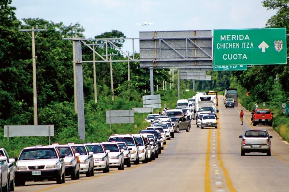 Cerca de 2 mil 500 taxistas de 17 sindicatos afiliados a la agrupación Andrés Quintana Roo, del Frente Único de Trabajadores del Volante (FUTV), suspendieron actividades ayer en Quintana Roo (ELIZABETH RUÍZ. CUARTOSCURO)